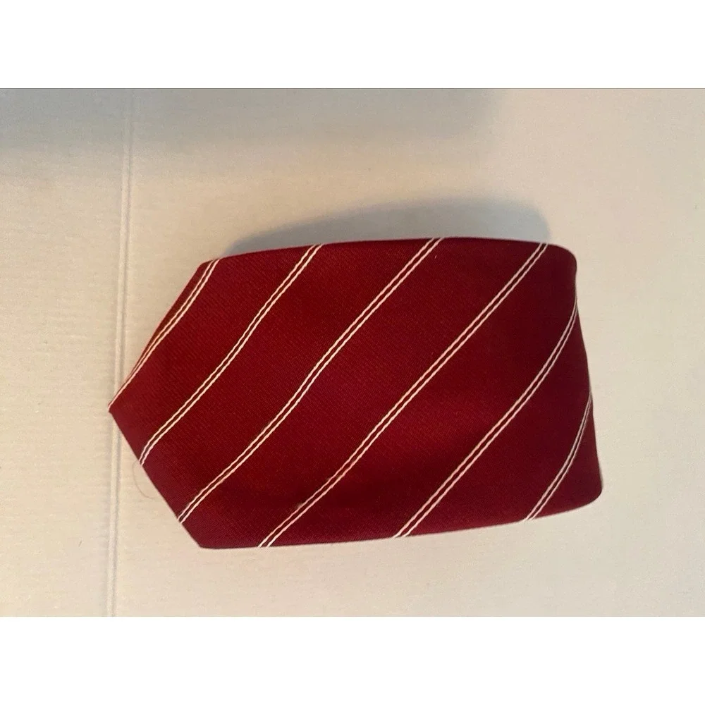 brittania necktie features